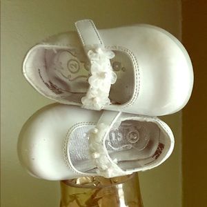 CIRCO infant dress shoes with white flowers